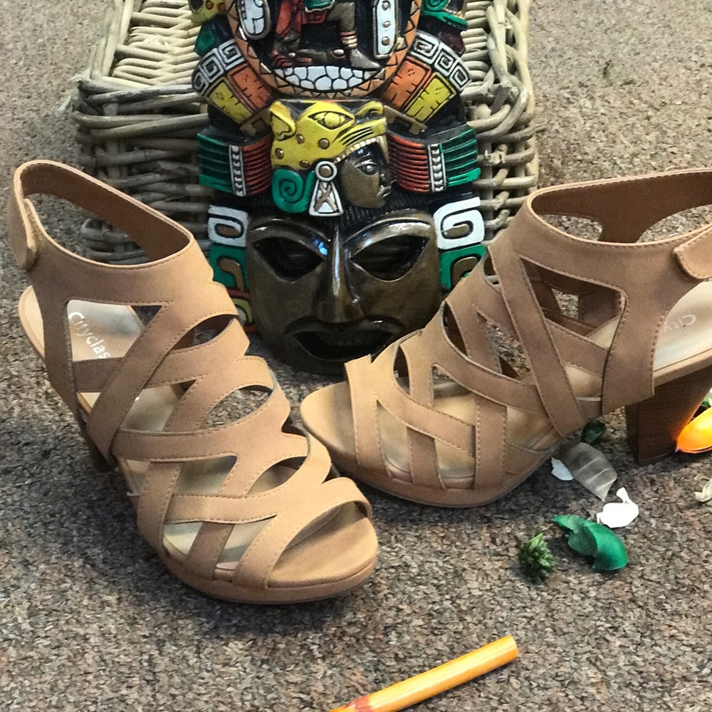 Tan Heels - Picture 2 of 3
